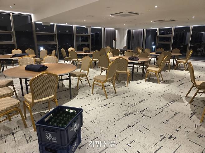 경북 영덕에 있는 고급 리조트 9층 대회의실에서 지난 24일 국민의힘 경북도의회 의원총회가 끝난 자리에 소주와 맥주를 정리한 상자가 놓여있다. 독자제공