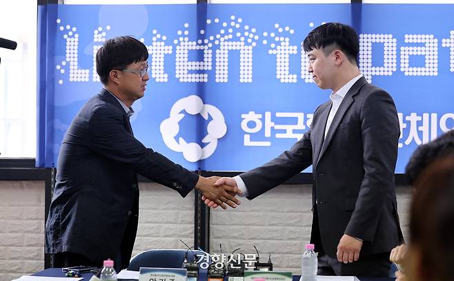 의정갈등이 시작된지 1년 6개월이 된 28일 한성존 대한전공의협의회 비상대책위원장와 안기종 한국환자단체여합회 대표가 서울 영등포구 한국환자단체연합회에서 인사를 나누고 있다. 2025.07.28 사진공동취재단