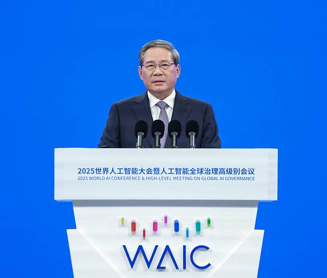리창 중국 국무원 총리가 26일(현지시간) 열린 세계인공지능대회(WAIC) 개막식에서 연설하고 있다. 리창 총리는 이 자리에서 ‘AI 국제협력기구’를 제안했다. 신화통신