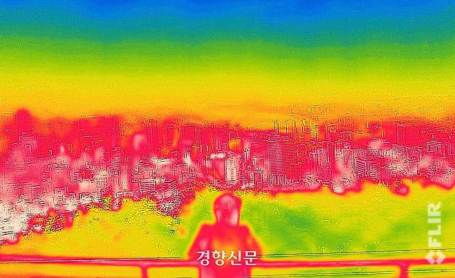올 여름 첫 폭염경보가 발효된 지난 7일 서울 중구 남산에서 열화상 카메라로 바라본 도심이 열기로 인해 붉게 표시돼 있다.  열화상카메라는 높은 온도를 붉은 색으로, 낮은 온도를 푸른색으로 표시한다. 성동훈 기자