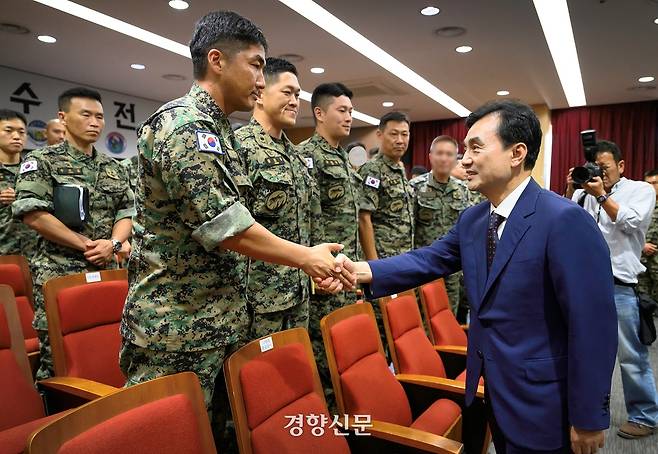 안규백 국방부 장관이 28일 경기 이천시 육군 특수전사령부 제3공수여단과 제707특수임무단을 방문해 장병들과 인사를 나누고 있다. 국방부 제공