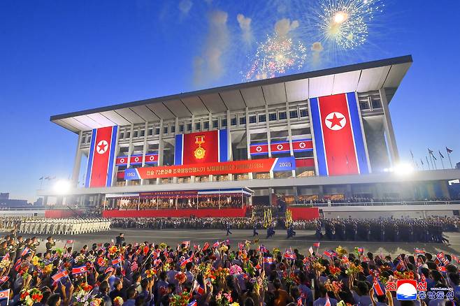 북한이 지난 27일 평양에서 전승절(정전협정 체결일) 72주년 기념 행사를 하는 모습을 조선중앙통신이 28일 보도했다. 연합뉴스
