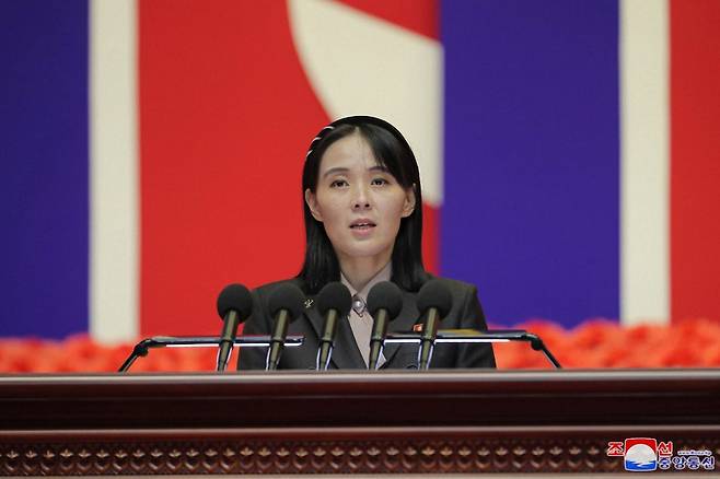 2022년 8월 1일 김여정 북한 노동당 부부장이 북한에 유입된 코로나19 바이러스가 남한에 의해 유입됐다고 주장하고 있다. 조선중앙통신=연합뉴스