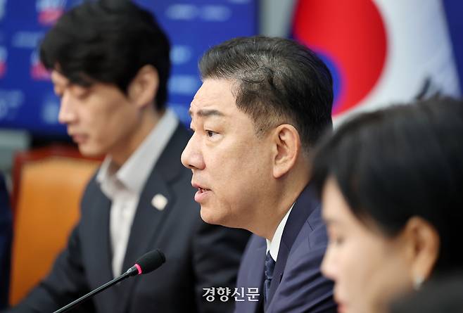 김병기 더불어민주당 대표 직무대행 겸 원내대표(가운데)가 28일 국회에서 열린 최고위원 회의에서 발언하고 있다. 박민규 선임기자