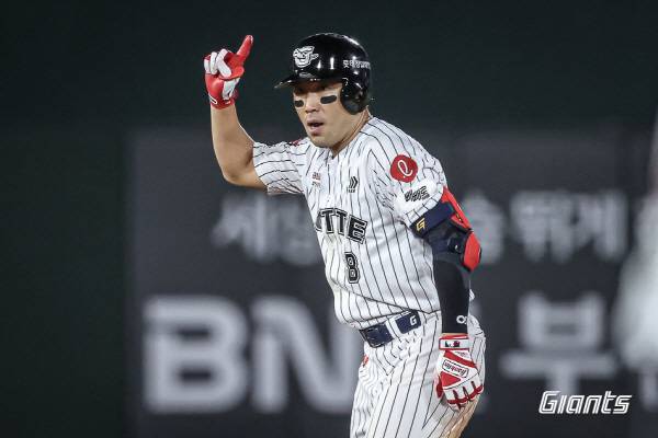 지난 27일 부산 사직구장에서 열린 KIA와 3연전 마지막 경기에서 롯데 전준우가 출루에 성공한 뒤 세리머니를 하고 있다. 롯데 자이언츠 제공