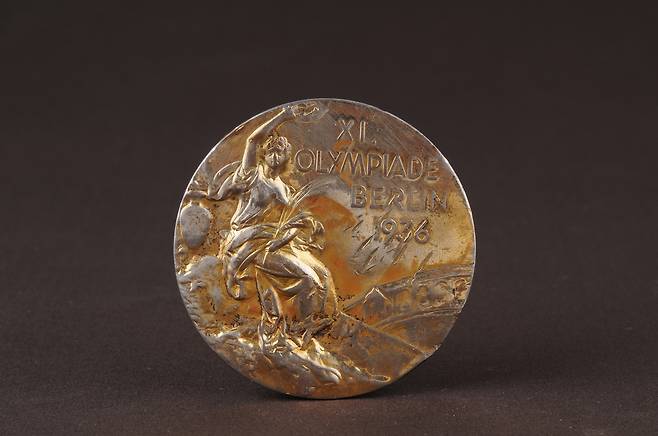 This file photo shows the gold medal won by the late Korean Olympic marathon champion Son Kee-chung at the 1936 Berlin Olympics. The medal is a registered national cultural heritage. (Son Kee Chung Memorial Hall-Yonhap)