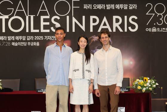 From left, Guillaume Diop, Park Se-eun and Mathieu Ganio of the Paris Opera Ballet pose for photos ahead of the upcoming “Ballet Gala of Etoiles in Paris 2025” at the Seoul Arts Center in Seocho District, southern Seoul, on Monday. [SEOUL ARTS CENTER][SEOUL ARTS CENTER]