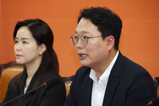 Reform Party floor leader Chun Ha-ram speaks during a press conference on the special counsel raid against Rep. Lee Jun-seok at the National Assembly in Yeouido, western Seoul, on July 28. [NEWS1]