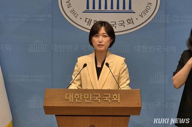 백승아 민주당 대변인이 25일 서울 여의도 국회소통관에서 브리핑하고 있다. 김건주 기자