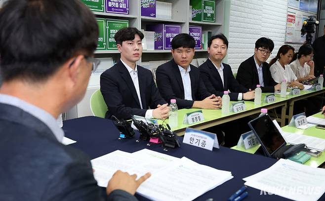 28일 서울 영등포구 한국환자단체연합회에서 전공의들이 안기종 한국환자단체연합회 대표의 모두발언을 경청하고 있다.전공의와 환자단체가 대면해 대화한 것은 의정 갈등이 시작된 지 1년 6개월 만이다.이날 참석한 한성존 비대위원장은 모두발언에서 "1년 5개월 이상 길어진 의정갈등으로 인해 불편을 겪고 불안하셨을 국민에게 사과의 말씀을 드린다"고 밝혔다.