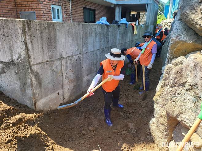 구리시자원봉사센터 백경현 이사장이 26일 자원봉사통합지원단과 가평군 수해복구 활동을 하고 있다. 구리시 제공&nbsp;