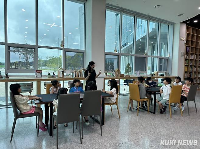 충남교육청진로융합교육원은 28일부터 초등학생 40여명을 대상으로 진로융합 인문독서교실을 진로융합교육원 1층 산책로(북카페)에서 운영한다.