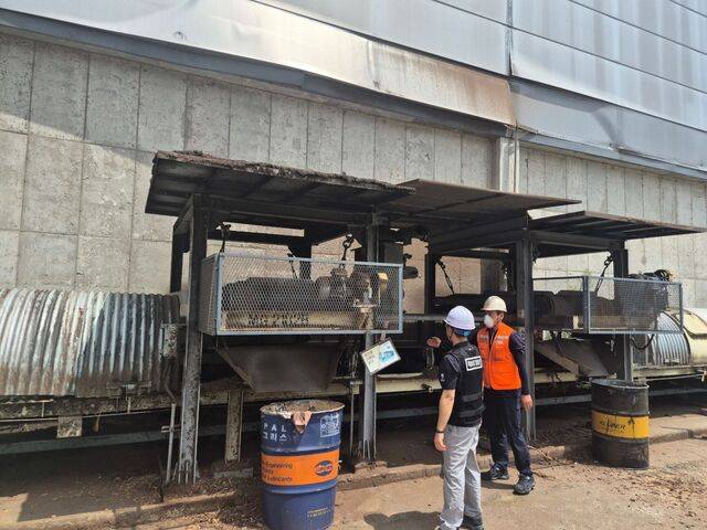 고용노동부 소속 산업안전감독관이 지난 23일 충북 진천의 목재 연료 가공 공장을 찾아 산업재해 위험 요인을 점검하고 있다.