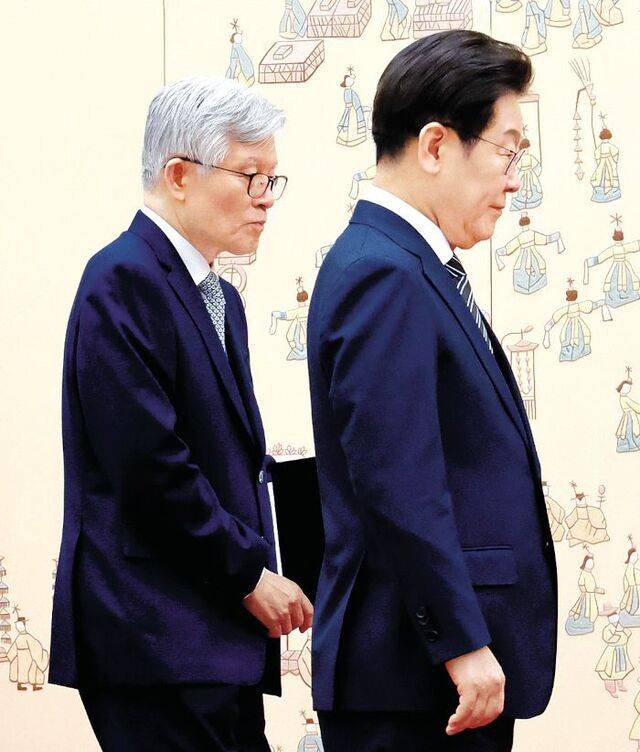 최동석(왼쪽) 인사혁신처장이 지난 23일 대통령실에서 열린 신임 국무위원·지방시대위원장 임명장 수여식에서 이재명 대통령을 수행하고 있다. 연합뉴스