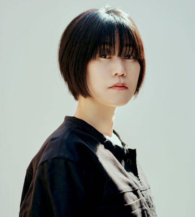 소설가 김애란은 지난달 20일 일곱 편의 단편을 수록한 ‘안녕이라 그랬어’를 발표하고 독자들과 만나고 있다. 그는 “묶어 놓고 보니 이 시기에 ‘돈과 이웃’에 대한 생각이 많았다는 것을 알았다”며 “금융 소득이 노동 소득을 압도했을 때의 박탈감은 세대를 불문하고 공통된 것이었음을 실감하게 됐다”고 말했다. 이승재 제공