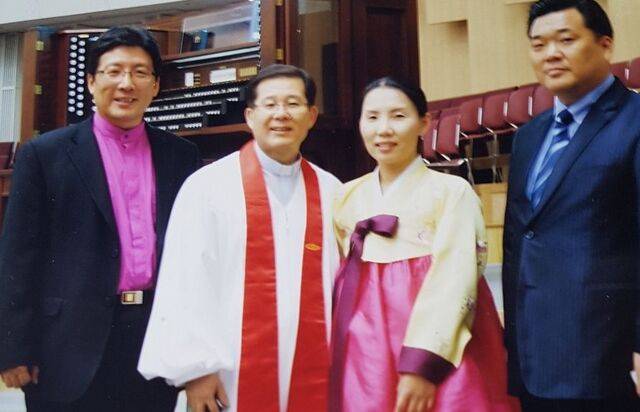 이성로(왼쪽 두 번째) 고정희(왼쪽 세 번째) 선교사 부부가 2010년 선교사 파송 예배를 드린 뒤 교회 관계자 등과 기념촬영을 하고 있다. 고 선교사 제공