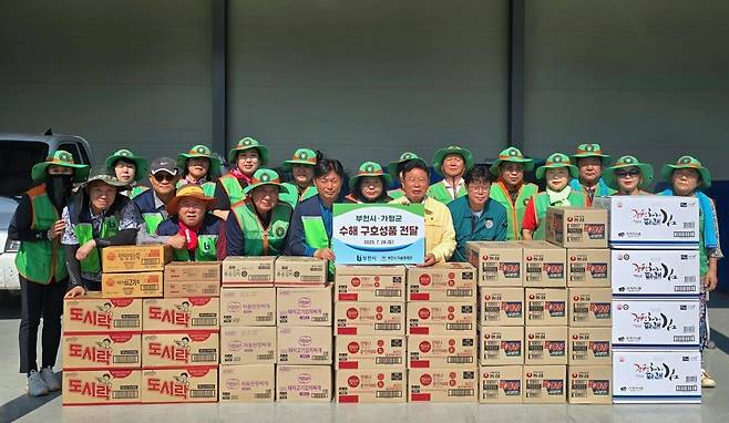 경기 부천시는 지난 26일 가평군 조종면에 즉석식품으로 구성된 수해 피해 구호 물품을 전달했다. 부천시 제공