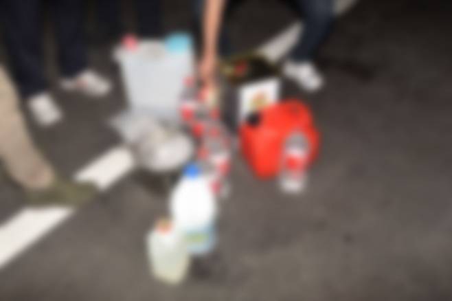 지난 20일 인천 송도국제도시 아파트에서 60대 남성이 아들을 사제총기로 살해한 뒤 체포됐다. 사진은 경찰이 21일 도봉구 피의자 자택에서 발견한 폭발물. 서울소방재난본부 제공