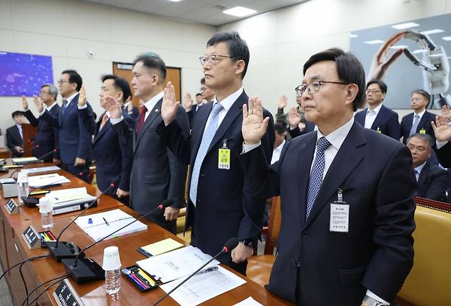 김백(맨 오른쪽)YTN 사장이 지난 4월 30일 국회에서 열린 과학기술방송정보통신위원회 전체회의에서 증인 선서를 하고 있다. 뉴시스