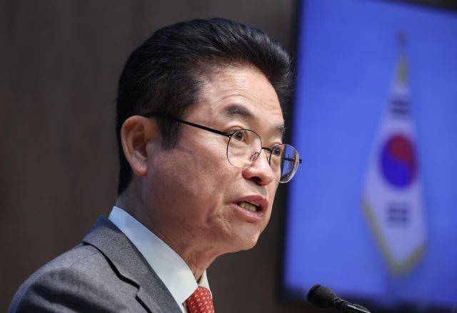 경북경찰청이 이달 24일 이철우 경북도지사 관사를 압수수색했다. 사진은 지난 2월 서울 여의도 국회 소통관에서 이 지사가 윤석열 대통령 탄핵 정국 관련 기자회견에서 입장 발표를 하는 모습. 뉴시스