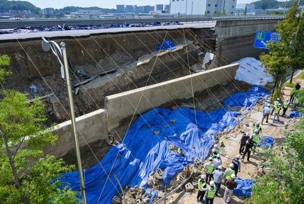 오산시 가장교차로 고가도로 옹벽 붕괴 사고 현장에서 28일 오후 국토부 사고조사위원회, 경기남부청 과학수사대 등이 합동감식을 벌이고 있다. 이곳에선 지난 16일 붕괴 사고가 발생해 1명이 숨졌다. 윤원규기자