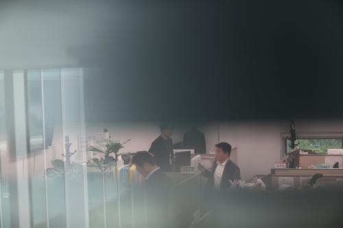 김건희 여사의 의혹들을 수사하는 민중기 특별검사팀이 이준석 개혁신당 대표에 대한 압수수색에 나선 28일 서울 여의도 국회 의원회관 이준석 의원실 내부에서 관계자 등이 분주하게 움직이고 있다. [사진 출처 = 연합뉴스]