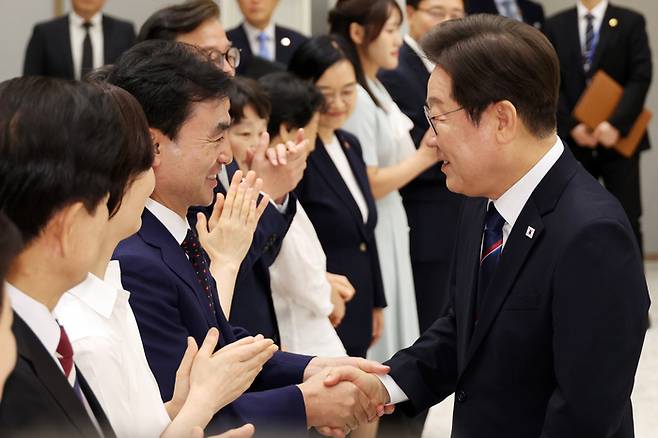 이재명 대통령이 28일 용산 대통령실에서 열린 임명장 수여식에 참석한 안규백 국방부 장관과 인사하고 있다. [사진 = 연합뉴스]