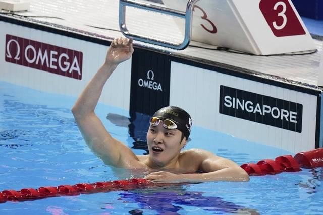 김우민이 세계수영선수권 자유형 400m에서 동메달이 확정되자 기뻐하고 있다. 사진(AP)=연합뉴스