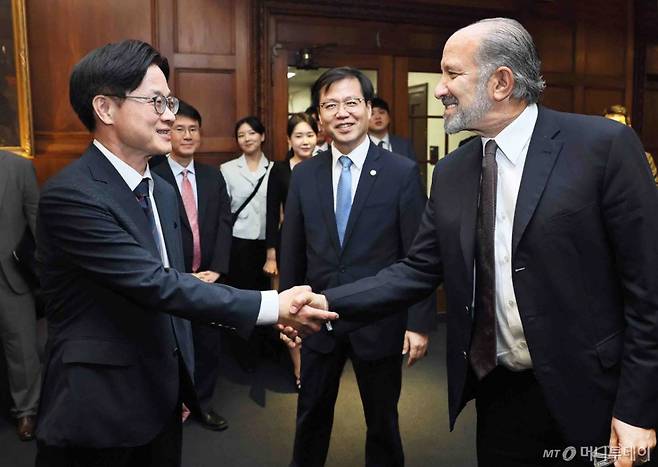 김정관 산업통상자원부 장관(왼쪽)이 지난 24일(현지시간) 미국 워싱턴DC 상무부 회의실에서 하워드 러트닉 미 상무부 장관과 악수를 하고 있다. /사진제공= 산업통상자원부