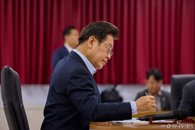 (서울=뉴스1) 허경 기자 = 이재명 대통령이 25일 경기 시흥시 SPC삼립 시화공장에서 열린 '산업재해 근절 현장 노사간담회'에서 메모하고 있다. (대통령실 제공. 재판매 및 DB 금지) 2025.7.25/뉴스1  Copyright (C) 뉴스1. All rights reserved. 무단 전재 및 재배포,  AI학습 이용 금지. /사진=(서울=뉴스1) 허경 기자