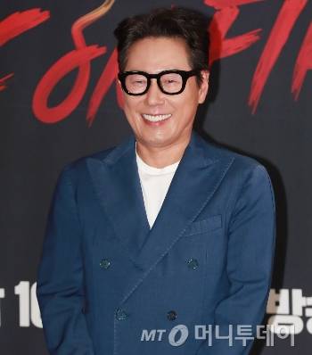가수 윤종신이 16일 오후 서울 마포구 상암동 스탠포드호텔에서 진행된 JTBC 예능 '걸스 온 파이어' 제작발표회에 참석해 포즈를 취하고 있다./2024.04.16 /사진=이동훈