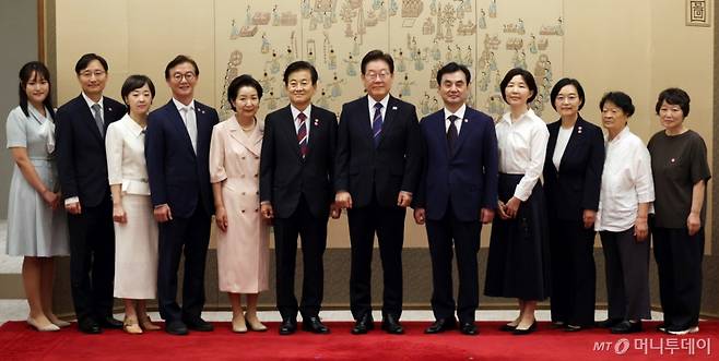 [서울=뉴시스] 최동준 기자 = 이재명 대통령이 28일 서울 용산 대통령실 청사에서 신임 국무위원 및 국세청장에게 임명장을 수여한 뒤 참석자들과 기념촬영을 하고 있다.  이 대통령은 안규백 국방부 장관, 정동영 통일부 장관, 전재수 해양수산부 장관, 한성숙 중소벤처기업부 장관, 임광현 국세청장에게 임명장을 수여했다. (대통령실통신사진기자단) 2025.07.28. photocdj@newsis.com /사진=