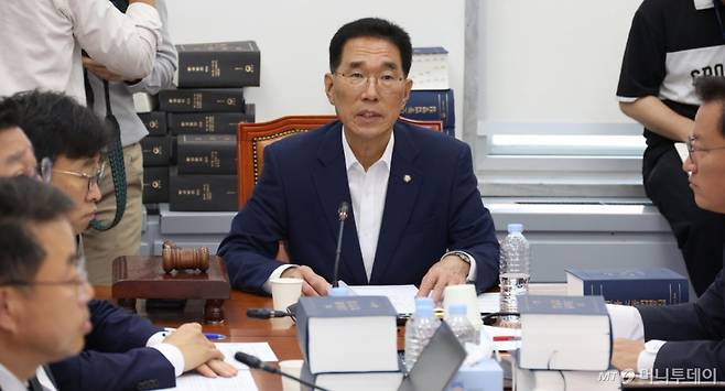 [서울=뉴시스] 김금보 기자 = 김주영 국회 환경노동위원회 소위원장이 28일 서울 여의도 국회에서 열린 '노란봉투법(노동조합 및 노동관계조정법 2·3조 개정안)' 관련 제1차 고용노동법안심사소위원회에서 발언을 하고 있다. 2025.07.28. kgb@newsis.com /사진=김금보