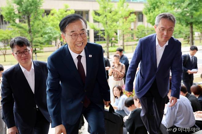 (과천=뉴스1) 황기선 기자 = 김윤덕 국토교통부 장관 후보자가 15일 오전 경기 과천시 정부과천청사에 마련된 인사청문회 사무실로 출근하고 있다.  2025.7.15/뉴스1  Copyright (C) 뉴스1. All rights reserved. 무단 전재 및 재배포,  AI학습 이용 금지. /사진=(과천=뉴스1) 황기선 기자