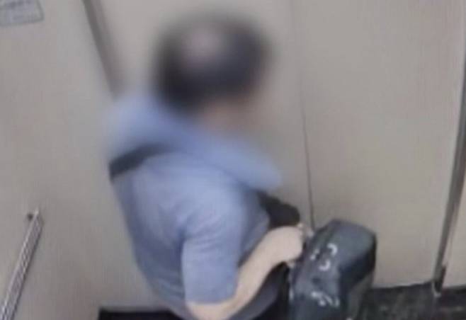 인천 송도에서 사제총기로 아들을 살해한 60대 피의자의 신상은 공개되지 않는 것으로 결정됐다./사진=YTN