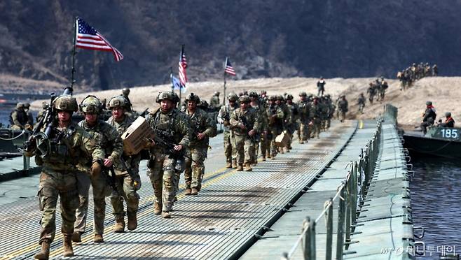지난 3월20일 경기 연천군 임진강 일대 석은소 훈련장에서 열린 한미 연합 제병협동 도하훈련을 마친 장병들이 연합부교를 건너고 있다.  2025년 전반기 한미 연합연습의 일환으로 실시된 이번 훈련에는 국군 5·7공병여단과 미2사단, 한미연합사단 등 총 600여 명의 장병이 참가했다. / 사진=뉴시스