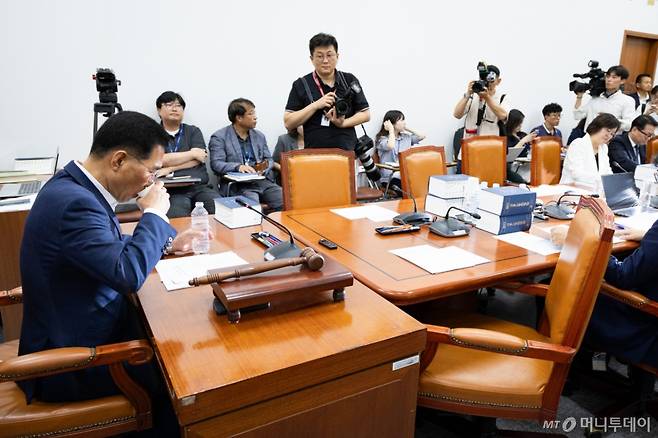 김주영 국회 환경노동위원회 고용노동법안심사소위원장이 28일 서울 여의도 국회에서 열린 제427회 국회(임시회) 제1차 고용노동법안심사소위원회에서 야당 의원들을 기다리며 물을 마시고 있다.  환노위는 이날 소위를 열고 노동조합 및 노동관계조정법 일부개정법률안(노란봉투법)을 심사한다. 2025.7.28/뉴스1  Copyright (C) 뉴스1. All rights reserved. 무단 전재 및 재배포,  AI학습 이용 금지. /사진=(서울=뉴스1) 유승관 기자