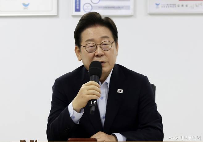 [시흥=뉴시스] 이재명 대통령이 25일 경기 시흥시 SPC삼립 시화공장에서 열린 산업재해 근절 현장 노사간담회에서 발언하고 있다. 2025.07.25.