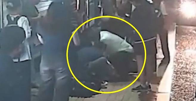 서울 시내버스 기사가 정류장에 쓰러진 시민을 발견하고 심폐소생술로 살렸다./사진=서울시버스운송사업조합 제공