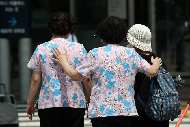 롯데손해보험이 최근 보험업계에서 증가하고 있는 간병인보험사기 적발에 집중하고 있다. 사진은 서울 종로구 서울대병원으로 들어가는 간병사들의 모습. 사진은 기사 내용과 직접적인 관련이 없음./사진=뉴스1