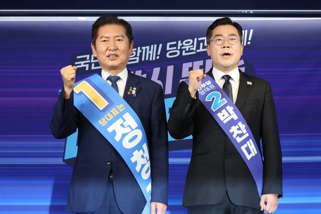 정청래·박찬대(오른쪽) 더불어민주당 당대표 후보가 20일 서울 여의도 당사에서 열린 8·2 전당대회 순회 경선 영남권 합동연설회에서 파이팅을 외치며 기념촬영 하고 있다. 연합뉴스