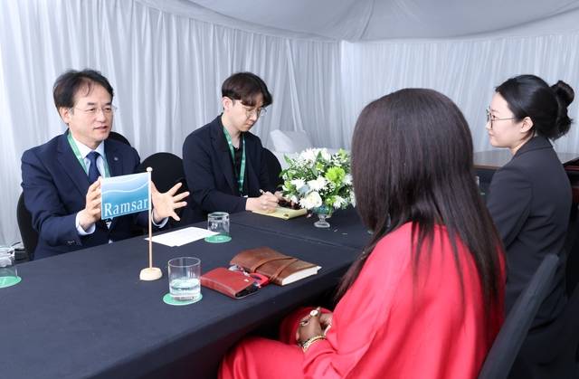 이동환(왼쪽) 고양특례시장이 무손다 뭄바 람사르협약 사무총장에게 장항습지의 국제적 가치와 고양시의 습지 보전정책을 설명하고 있다. 고양시 제공