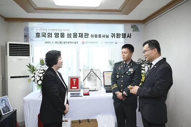 고 윤재관 이등중사(현 병장)의 외동딸인 윤금순(74·왼쪽)씨에게 고인의 참전 과정, 유해발굴 경과 등을 설명하고 있는 이근원(오른쪽) 국방부 유해발굴감식단장과 제31보병사단 인사참모 백민(가운데) 중령. 국방부 제공