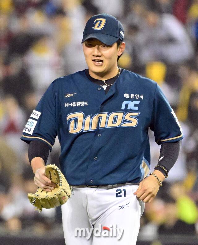 2025년 4월 24일 오후 서울 잠실구장에 진행된 '2025 신한 SOL뱅크 KBO 리그' NC 다이노스와 LG 트윈스의 경기.NC 김시훈이 8회말 2사 1.3루서 구원등판해 무실점으로 막은 뒤 더그아웃으로 들어가고 있다./마이데일리