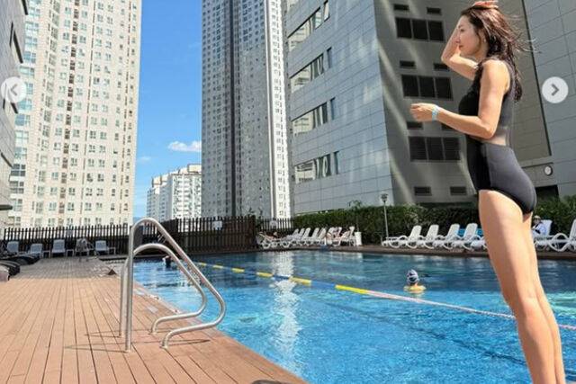 소이현이 검은색 수영복을 입고 늘씬 몸매를 자랑했다. / 소이현 소셜미디어