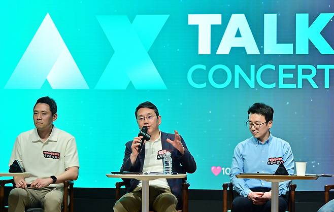 조주완(가운데) LG전자 CEO가 전 구성원 소통행사인 ‘AX 토크콘서트’에서 AI 기술의 중요성을 강조하며 AX 확산에 앞장서겠다고 밝혔다. [LG전자 제공]
