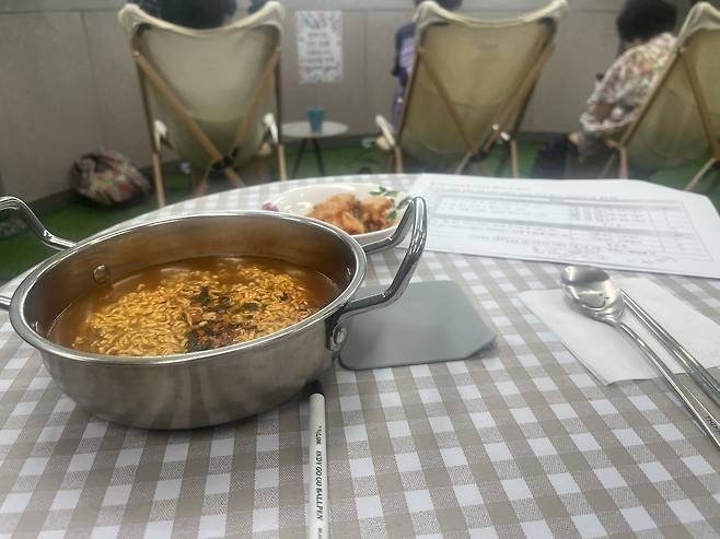 마음편의점 관악점에서 외로움 고립 체크리스트를 작성하며 서울라면을 직접 끓여 먹어봤다. 박병국 기자.