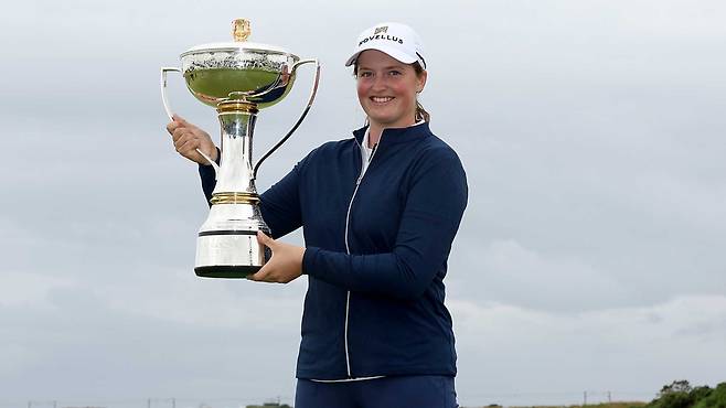 우승 트로피를 들고 포즈를 취한 로티 워드. [사진=LPGA]