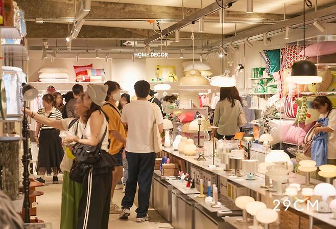 이구홈성수에서 고객들이 물건을 살펴보고 있다. [29CM 제공]