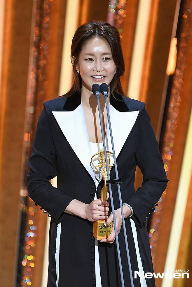 지난 2020년 SBS 연기대상 시상식에서 우수연기상을 받고 수상 소감하는 신은경(뉴스엔DB)